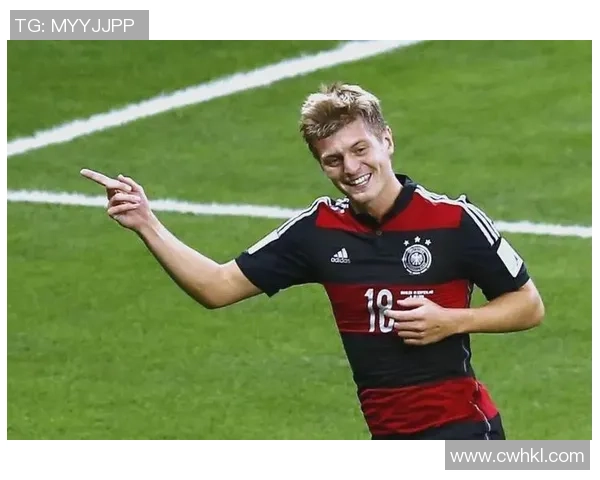 克罗斯在足球世界的影响力与传奇生涯探讨 克罗斯在足球世界的影响力与传奇生涯探讨