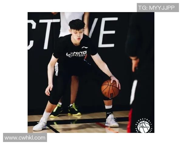 曾凡博的篮球梦想与成长之路探索年轻球员的未来与挑战